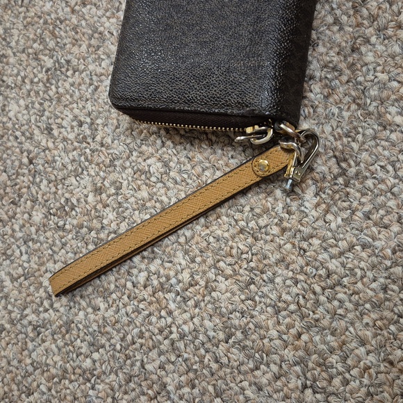 Michael Kors Large Wristlet Wallet GUC - Picture 11 of 16